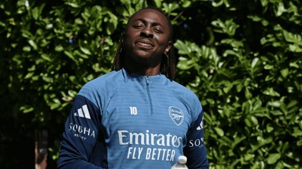 The smile cannot be hidden 😁 Arsenal s first training photo of Eze, the team s beating gift is welcomed