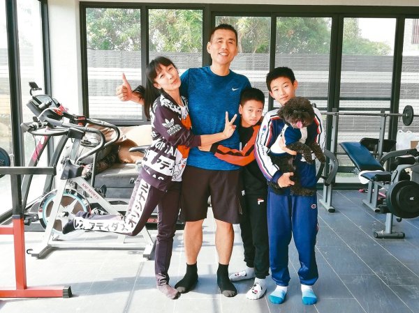 Reduce food + sports Fat dad loses 50 kilograms a year