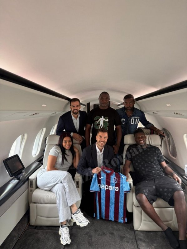 Onana took a photo with her family and agent on the plane to show off Trabzon sports jerseys