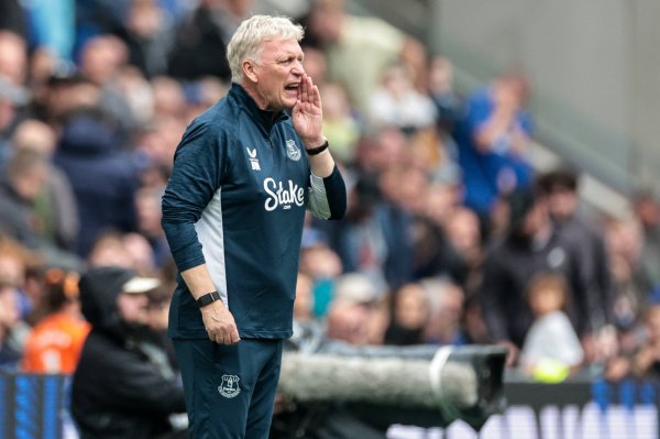 Moyes: The referee doesn t let us send free kicks at a fast pace, and it s strange that stoppage time is only 3 minutes.