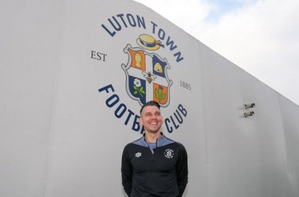 Official: Luton coach Bloomfield was dismissed, with 5 wins, 1 draw and 5 losses in the League One this season