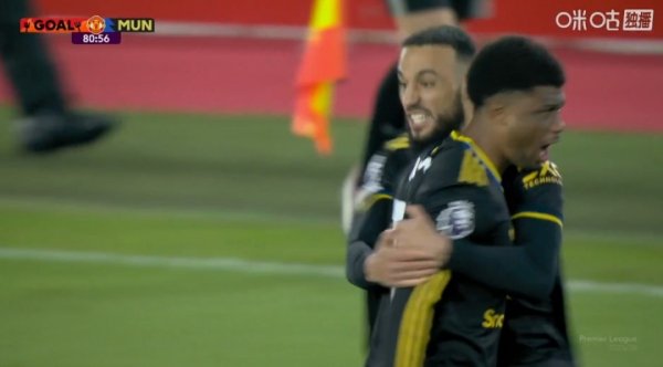 Mr. Key! Ahmed volleyed the world wave in the 81st minute, Manchester United equalized the score