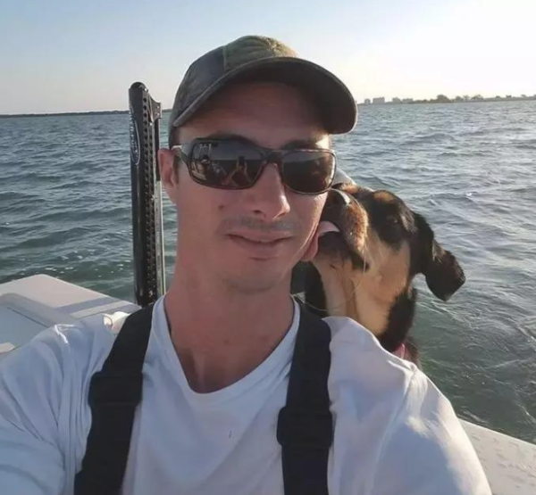 Falling in love with a dolphin at first sight, the dog jumped into the ocean: I will never be a dog again